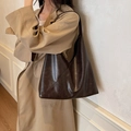 Retro tiefbraune Shopper-Tasche aus weichem Leder mit geometrischen Nähten für Damen - Schultertaschen-Set / Kaffeebraun