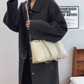 Borsa tote beige minimalista in pelle con tracolla indossata su cappotto grigio - 33*11*19 / Bianco Sporco