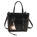 Borsa a secchiello nera in similpelle lucida con ciondolo da baseball e tracolla lunga - Stile Con Ciondolo Baseball / Nero