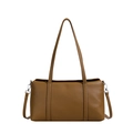 Schultertasche aus karamellbraunem Leder mit Kieselstruktur und schlankem Design - Braun