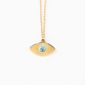 Gouden evil eye ketting met turquoise inleg en zonnestraal gravure op een witte achtergrond - Meer blauw