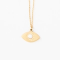 Detailopname van gouden oogvormige hanger met zonnestraaltextuur en witte edelsteen - Wit
