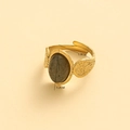 Anello regolabile in acciaio dorato con pietra grigia ovale e finitura martellata - Aperto Regolabile / Ovale Grigio