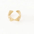 Anello aperto placcato oro 14K con texture a raggiera, sfaccettature e due perle bianche - Occhio di Rombo con Perla Dorata