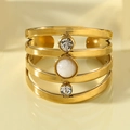 Mehrlagiger Edelstahlring in Gold mit weißem Naturstein und Kristalldetails - Weiß