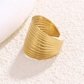 Anello ondulato dorato esagerato con ampia fascia regolabile in stile retrò - Oro