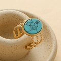 Detailansicht eines 18K vergoldeten Edelstahlrings mit ovalem Türkisstein von der Seite - Edelstahl/Synthetischer Blauer Türkis / Blauer Türkis (A3929)