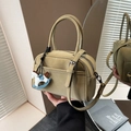 Sac bowling vert olive mat avec bandoulière et pendentif cheval en bois chic - Vert avec Breloque
