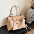 Borsa a mano beige in ecopelle con doppia chiusura a scatto dorata e tracolla sottile - Cachi