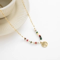 Detail van 14K vergulde levensboom ketting met kleurrijke bohemian kralen in etno-stijl - Levensboom