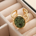 Verstellbarer 18K Goldring mit grünem ovalem Edelstein und strukturierter Ringschiene - Edelstahl/Naturstein Mit Textur / Grüner Stein (A3930)