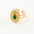 Detalle de anillo boho dorado con piedra verde de gota y patrones metálicos de filigrana - Anillo abierto bohemio con borde ovalado en relieve / Dorado con circonita verde gota de agua