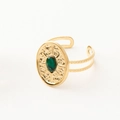 Détail d'une bague dorée vintage avec pierre ovale verte et gravure relief soleil - Zirconia vert ovale