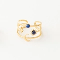 Détail d'une bague astro dorée avec motifs lune et étoile et pierres turquoise bleu foncé - Étoile Lune pierre bleue