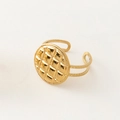 Vue détaillée d'une bague ajustable en acier inoxydable doré avec motif ovale matelassé - Motif à carreaux rond