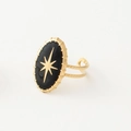 Détail de la bague plaquée or 18 carats avec émail noir et motif d'étoile - Étoile éclatante noire ovale