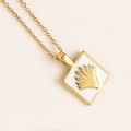 Gouden vierkante ketting met wit emaille en schelpdetail aan een fijne O-schakelketting - Wit