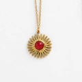 Collar bohemio dorado con colgante de girasol y cuenta roja en una cadena delgada - Rojo