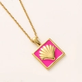 Vierkante roze emaille hanger ketting met gouden schelpmotief en stijlvolle O-ketting - Rozerood