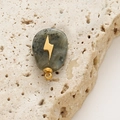 Grauer Naturstein-Anhänger in Tropfenform mit goldenem Blitz und Verschluss - Grauer Blitz