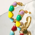 Pendientes de aro en C de esmalte arcoíris dorado con colores vibrantes - Colorido