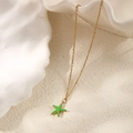 Detail van 14k vergulde zeester ketting met groene emaille hanger op een wit dienblad - Groen