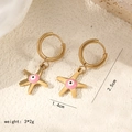 Gouden zeester oorbellen met roze evil eye detail en afmetingen in beeld - Oorbellen (1 Paar)