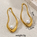Dettaglio orecchini in oro 18k con dimensioni 3cm x 1,2cm e particolari di perle - Orecchini di Perle Vuoti a Goccia Lunga