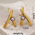 Vista dettagliata degli orecchini di perle placcati in oro 18k con design a linee incrociate - Orecchini di Perle con Linee Incrociate