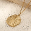 Goldene Edelstahl Halskette mit Muschelanhänger, Sonnenstrahl-Rippen und O-Ketten-Detail - Edelstahl Halskette 1 Stck