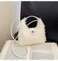 Schicke weiße Teddy-Handtasche aus Kunstpelz mit Metallschloss und schmalem Gurt - Weiß