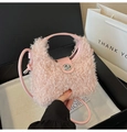 Rosa Plüsch-Handtasche mit Metallschloss und Ledergriff in Geschenkbox gezeigt - Rosa