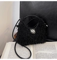 Mini sac bandoulière en peluche noire avec fermoir rotatif argenté et bandoulière amovible - Noir