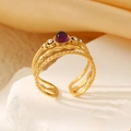 Details von vergoldetem Titanstahlring mit lila Stein und kleinen Mikrodiamanten - Lila
