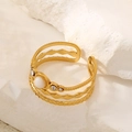 Detail eines böhmischen Goldrings mit weißem Stein und funkelnden Zirkon-Akzenten - Weiß