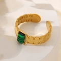Détail d'une bague dorée ajustable avec pierre de malachite rectangulaire et anneau texturé - Ouvert Réglable / Vert Malachite (Bague en Pierre Naturelle Carrée-Verte)