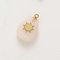 Rosa Naturstein-Tropfenanhänger mit goldener Sonne und Edelstahl-Öse für DIY-Schmuck - Rosenquarz Sonne