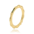 Dettaglio dell'anello dorato a forma di bambù con quattro pietre di zircone verde smeraldo - Stile Semplice a Forma di Bambù Micro Pave Zircone Verde (A4333)