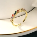 Dettaglio dell'anello regolabile placcato oro con zirconi colorati a taglio baguette - Stile Semplice Gradiente Arcobaleno Zircone Quadrato Colorato (A4332)