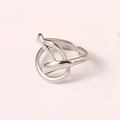 Unregelmäßiger silberner Titanstahl-Ring mit überlappendem minimalistischem Design für Damen - Geometrischer offener Ring / Silber