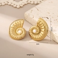 Gouden nautilus oorbellen met parelinleg en geribbelde textuur voor dames - Schelppareloorbellen