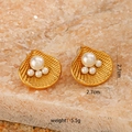 Onregelmatige 18k gouden schelpoorbellen met vier witte parels en gestreepte textuur - Schelpvormige Parel Ingelegde Oorbellen