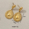 Goldene Edelstahl Ohrringe mit Blütenblatt und Vintage Blumenmuster Gravur Motiv - Gehämmerte Kante Wassertropfen Ohrringe