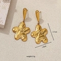 Irreguläre Stern-Ohrringe mit 18K Goldbeschichtung, Maße 1,9 cm x 2,1 cm, Hammerschlag - Gehämmerte Stern Hängeohrringe