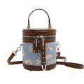 Borsa a secchiello in denim blu con ricami floreali, pelle marrone e borchie argento - Marrone