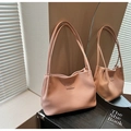 Detailaufnahme der vertikalen Plisseestruktur und Doppelriemen dieser pfirsichfarbenen Tasche - Rosa
