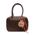 Braune Bowlingtasche aus Leder mit Anhänger und Cherimate-Logo in der Frontansicht - Mit Anhänger / Kaffeebraun