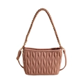 Gesteppte Beuteltasche in Altrosa mit Kettenhengel und Matelassé-Muster Textur - Rosa