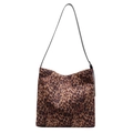 Große Shopper-Tasche mit Leopardenmuster und schwarzem Lederriemen auf weißem Grund - Leopardenmuster