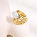 Anello regolabile in acciaio placcato oro 18K con grande perla ovale e design traforato - Anello con perla cava irregolare